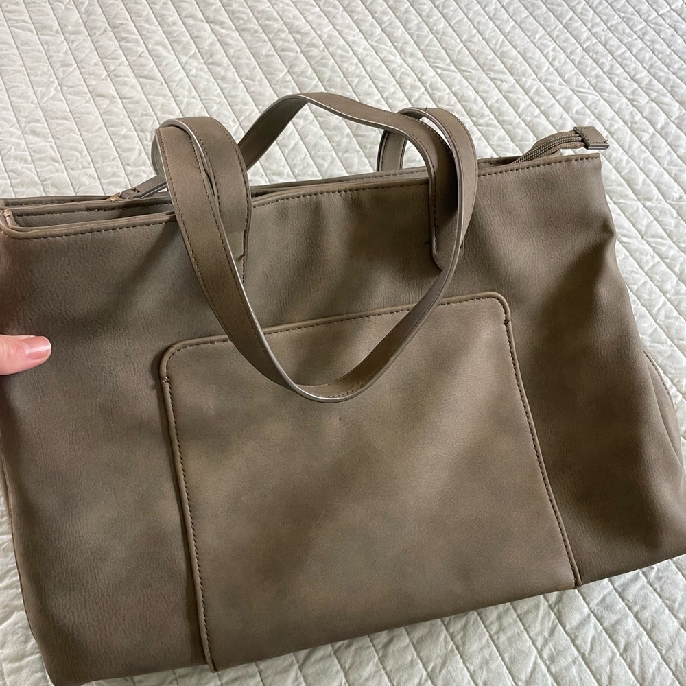 Threshold tote with pockets